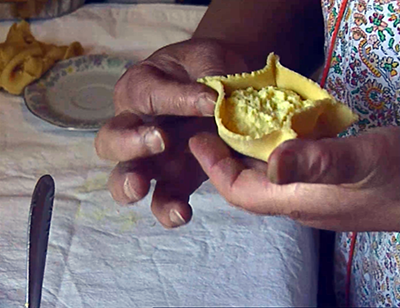 La preparazione degli Jaluni 1 - La ricetta dei dolci pasquali a forma di tartarughina