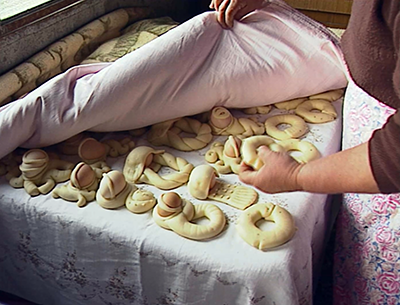 La preparazione delle Ngute 2 -  Larte di intrecciare la pasta e creare eleganti decorazioni