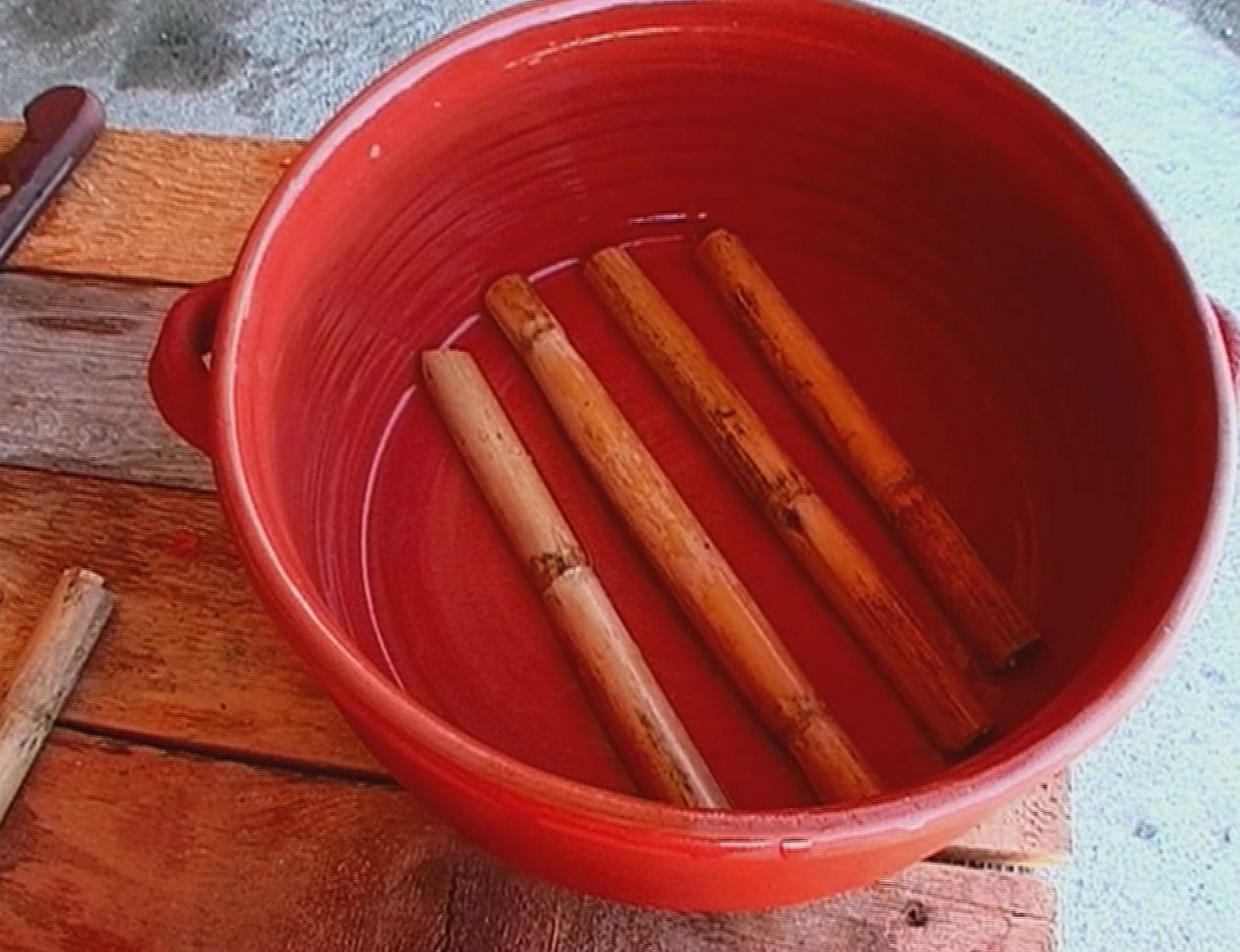 Un letto di canna per cucinare lo stocco nel tegame di terracotta