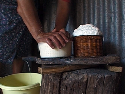La preparazione del formaggio e il racconto dell'emigrazione da Cardeto