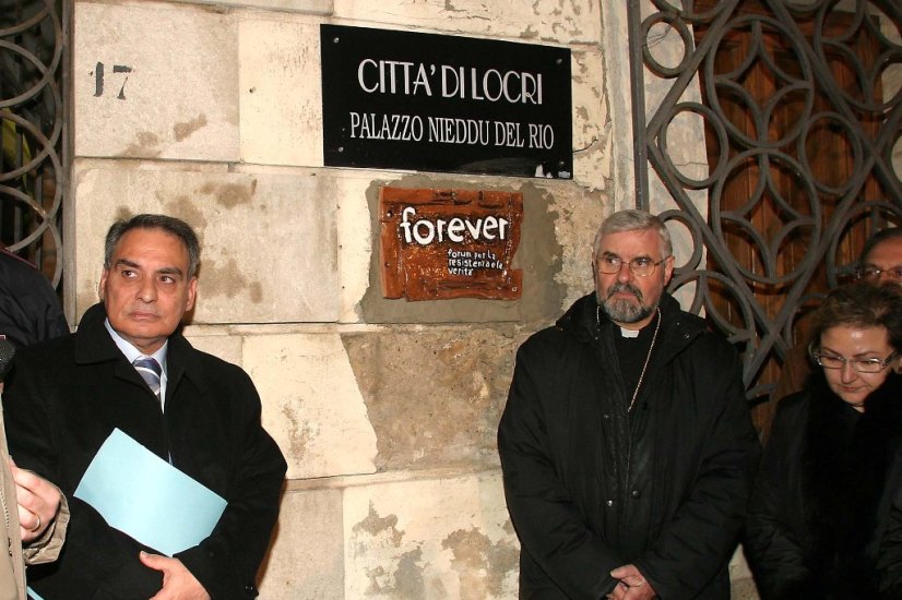 Mons. Bregantini ed il Presidente Giuseppe Bova scoprono la targa d'argilla del Fo.re.ver.