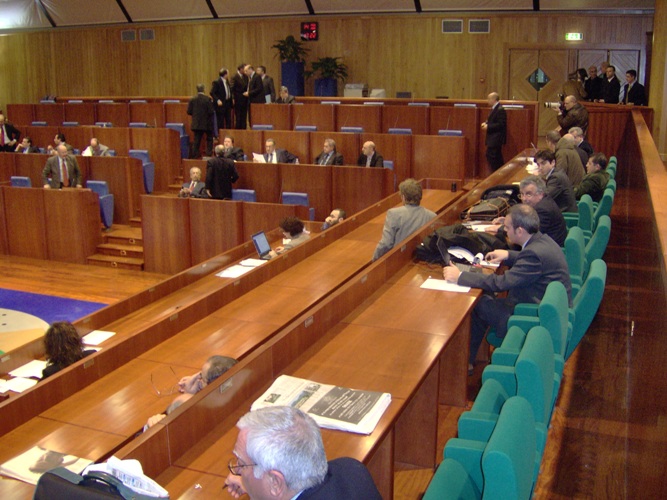 Una riunione del Consiglio regionale della Calabria a Palazzo Campanella