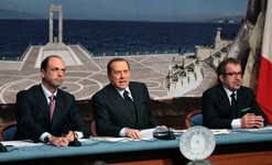 I ministri Alfano e Maroni, accanto al Presidente del Consiglio Silvio Berlusconi