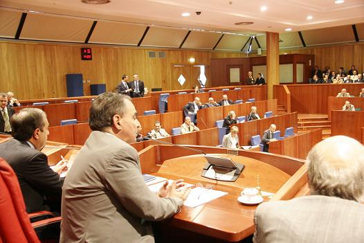 Una riunione del Consiglio regionale della Calabria. Di profilo il Presidente Giuseppe Bova