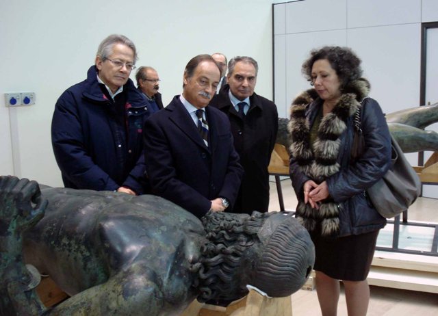Il Prefetto di Reggio Luigi Varratta nel laboratorio di reastauro dei bronzi a Palazzo Campanella