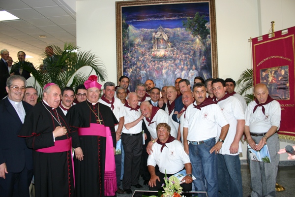 Foto ricordo del Presidente Bova con il Gruppo dei Portatori della Vara