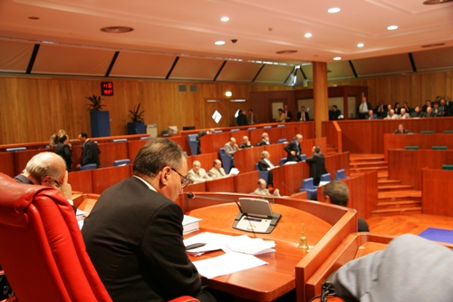 Il Presidente Bova, (di spalle), mentre presiede una riunione del Consiglio regionale