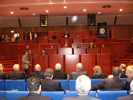 Gli scranno della Presidenza nel corso della seduta decita a Francesco Fortugno