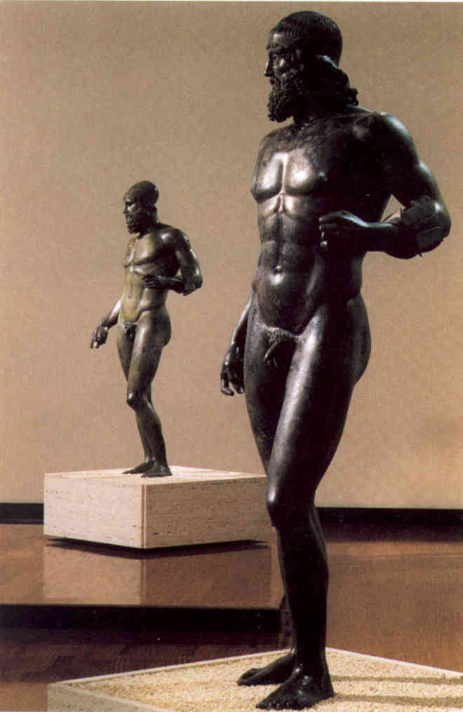 Le due statue ''greche'' nel salone del Museo Nazionale