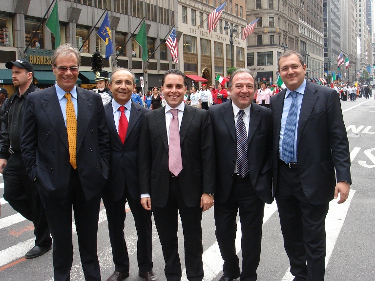 La delegazione del Consiglio Regionale sulla Fifth Avenue di New York