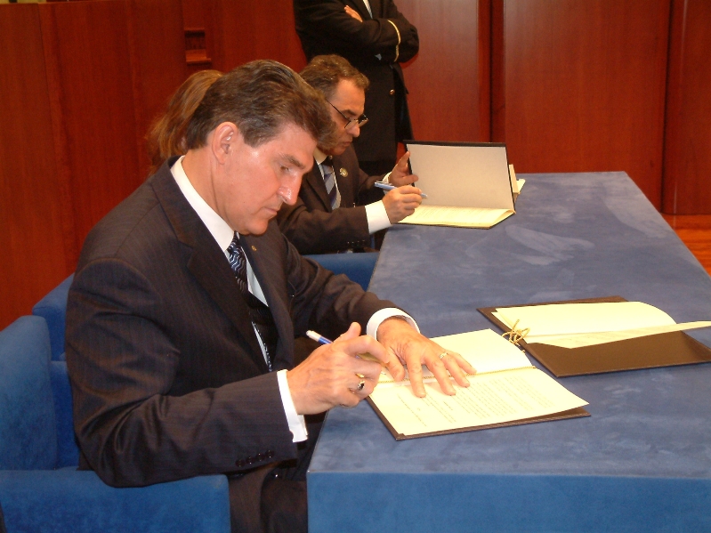 Joe Manchin III sottoscrive il  Patto d'amicizia con la Calabria