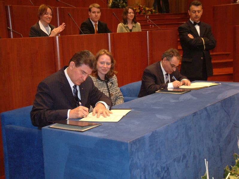 Il Presidente Giuseppe Bova e Joe Manchin III firmano il patto d'Amicizia tra le due istituzioni