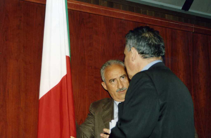 Il Presidente del Consiglio Giuseppe Bova, a colloquio con Franco Fortugno nel corso di una pausa dei lavori consiliari
