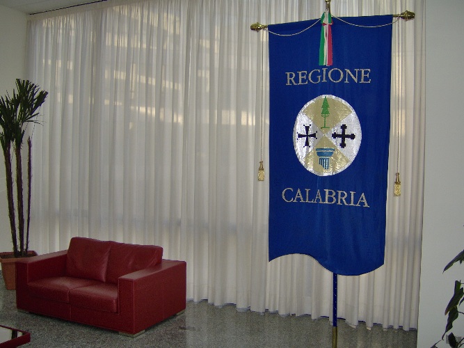 Il Gonfalone della Regione Calabria all'ingresso dell'Aula consiliare