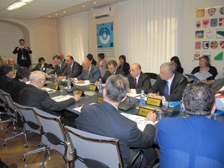 Il Presidente del Consiglio Francesco Talarico al tavolo della riunione di Roma