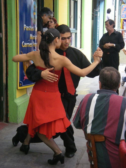 Il tango, definito da Sabato ''l'unico ballo popolare introspettivo''
