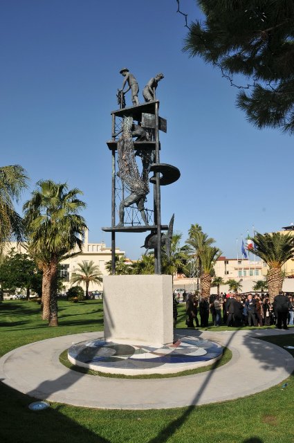 La scultura di Michele di Raco ''La Calabria e il mare''