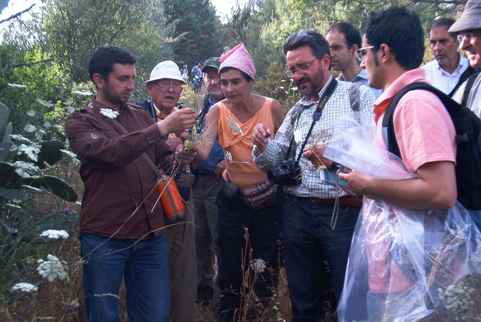Carmine Lupia ed altri botanici in visita nelle Valli Cupe
