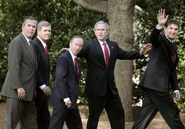 Joe Manchin (primo della fila) assieme ad altri Governatori con il Presidente Usa George Bush