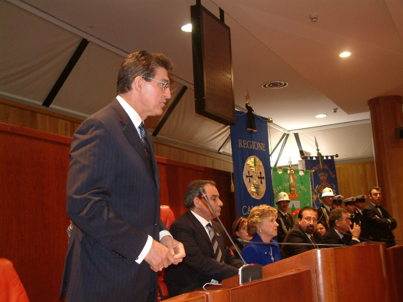 Joe Manchin durante il suo intervento in Consiglio regionale