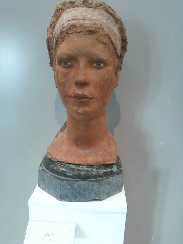 Una scultura in argilla di Michele Di Raco dal titolo ''Paola''