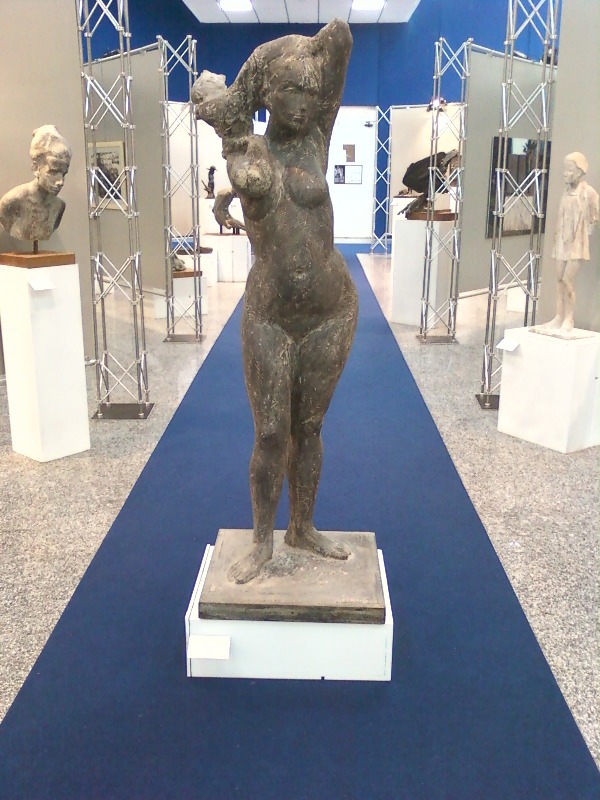 Una delle sculture in bronzo esposte a Palazzo Campanella
