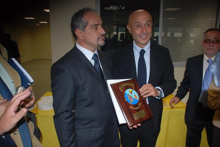Il Vice Ministro dell'Interno Marco Minniti con il responsabile del Commissariato Dr. Rocco Romeo