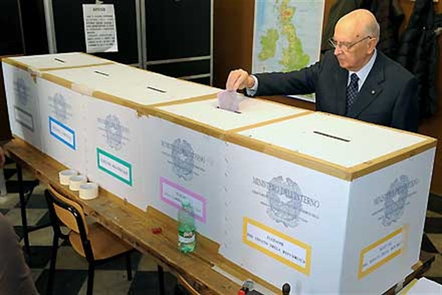 Il Presidente della Repubblica Giorgio Napolitano in un seggio elettorale