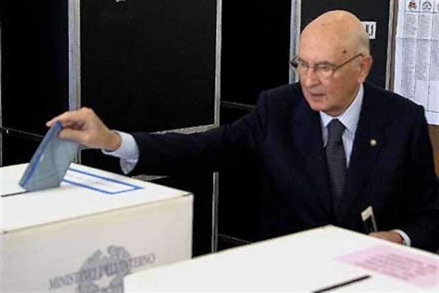 Il Presidente della Repubblica Giorgio Napolitano vota in un seggio di Roma