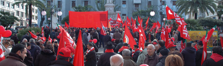 Le bandiere della Cgil in piazza De Nava a Reggio 