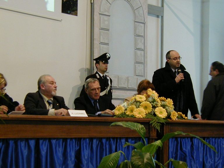 Il Procuratore Nazionale Antimafia Piero Grasso ed il Sindaco di Locri Carmine Barbaro (in piedi)