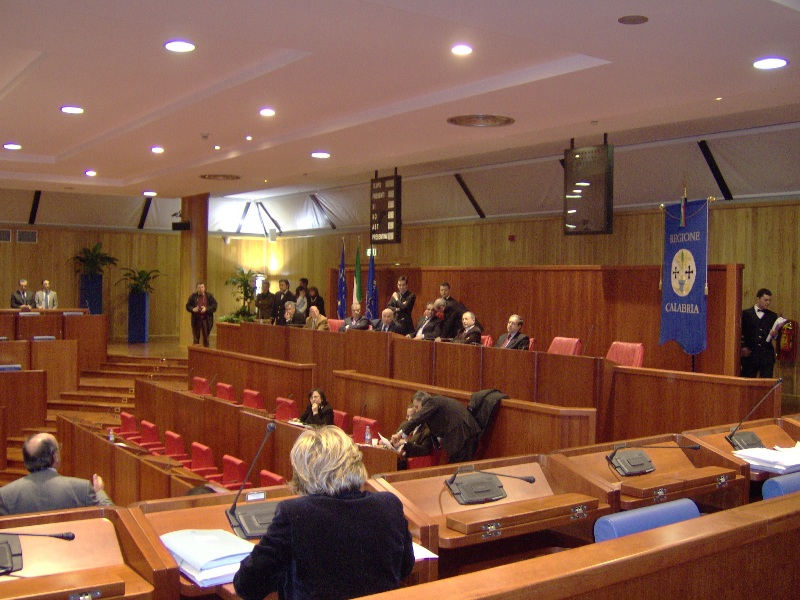 Gli scranni riservati alla Presidenza nell'Aula consiliare Francesco Fortugno