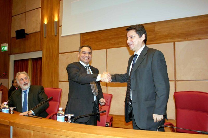 La stretta di mano tra il Presidente Giuseppe Bova ed il Direttore scolastico regionale Francesco Mercurio
