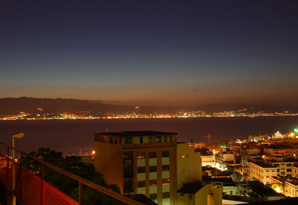 Una immagine notturna di Reggio con sullo sfondo la citt di Messina