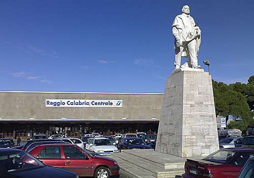 Piazza Garibaldi a Reggio Calabria, con la Stazione C3ntrale FS
