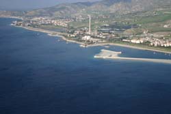 Una veduta aerea dell'area industriale e portuale di Saline Ioniche (Rc)