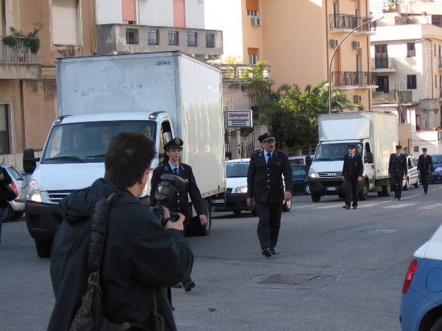 I camion scortati al loro arrivo a palazzo Campanella