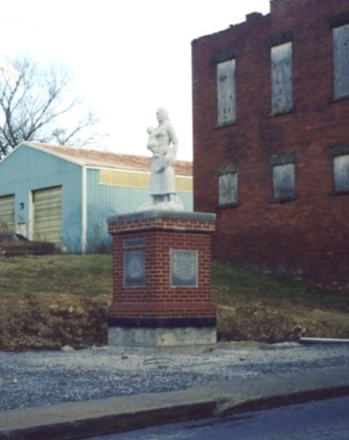 La statua dedicata alle ''Eroine di Monongah