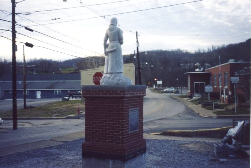 Il Monumento in ricordo delle Eroine di Monongah eretto nel West Virginia