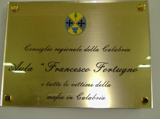 La targa che intitola l'Aula consiliare a Francesco Fortugno ed alle vittime di mafia in Calabria