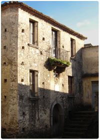 Una immagine del centro storico di Torre di Ruggiero