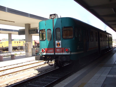 Un treno regionale fermo in una stazione 
