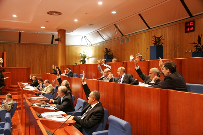 Una votazione nel corso di una riunione del Consiglio regionale