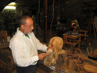 Luigi Paone mentre trasforma il legno 